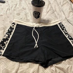 🏊🏽‍♀️ Swim shorts